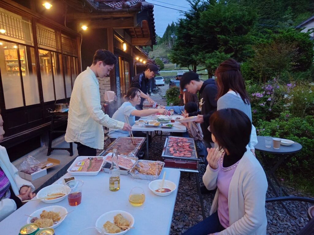 庭で楽しむBBQのようす