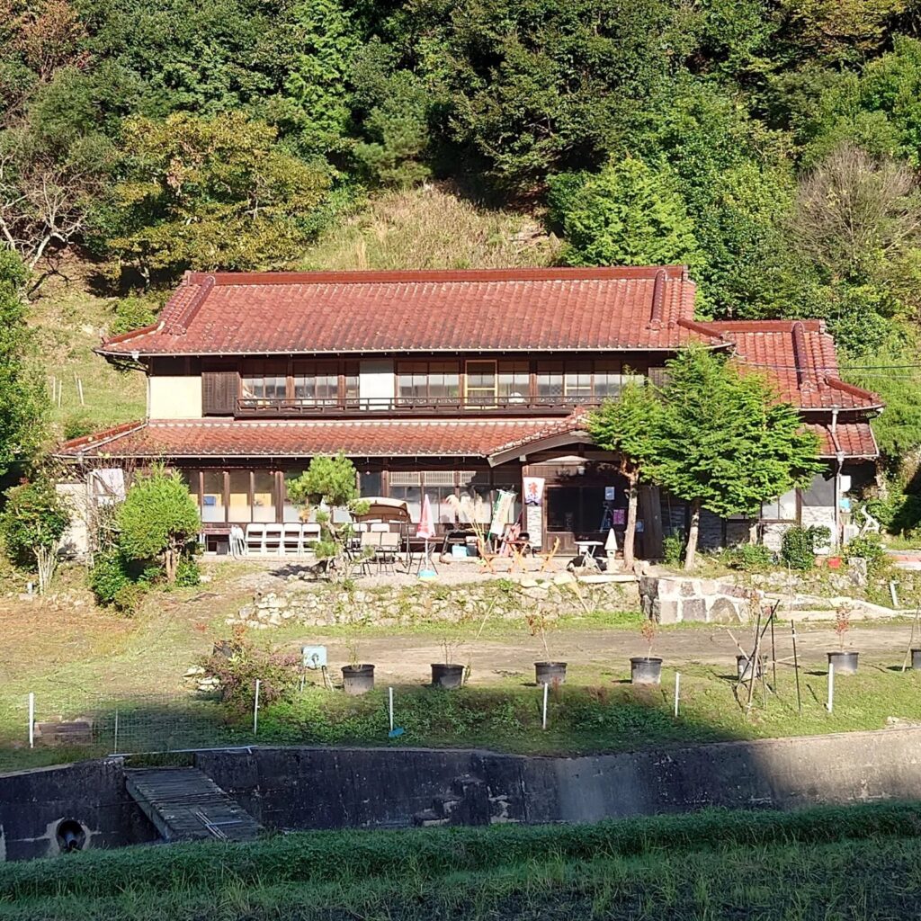古民家の外観と玄関(昼)