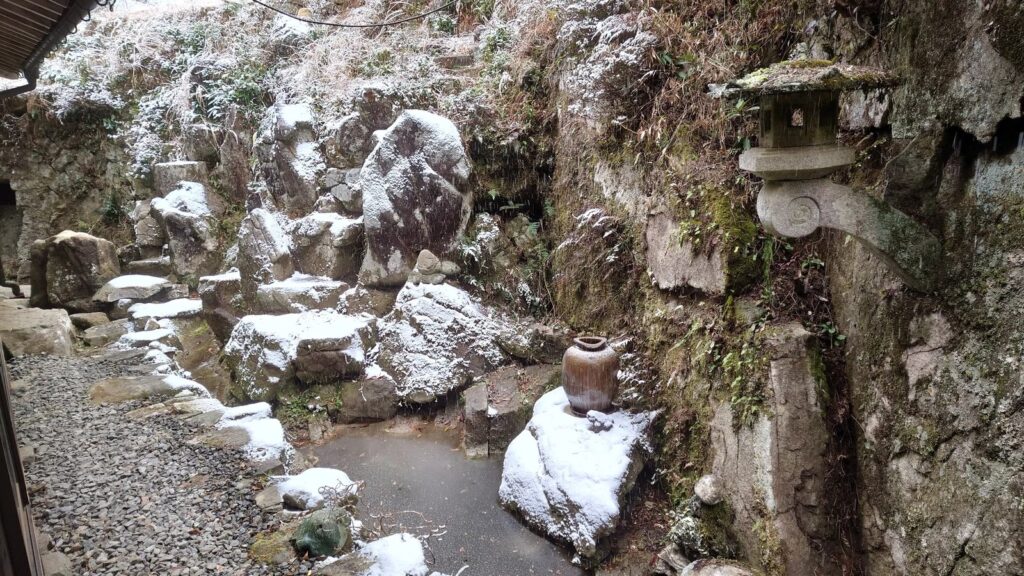 雪化粧の岩庭と小さな池
