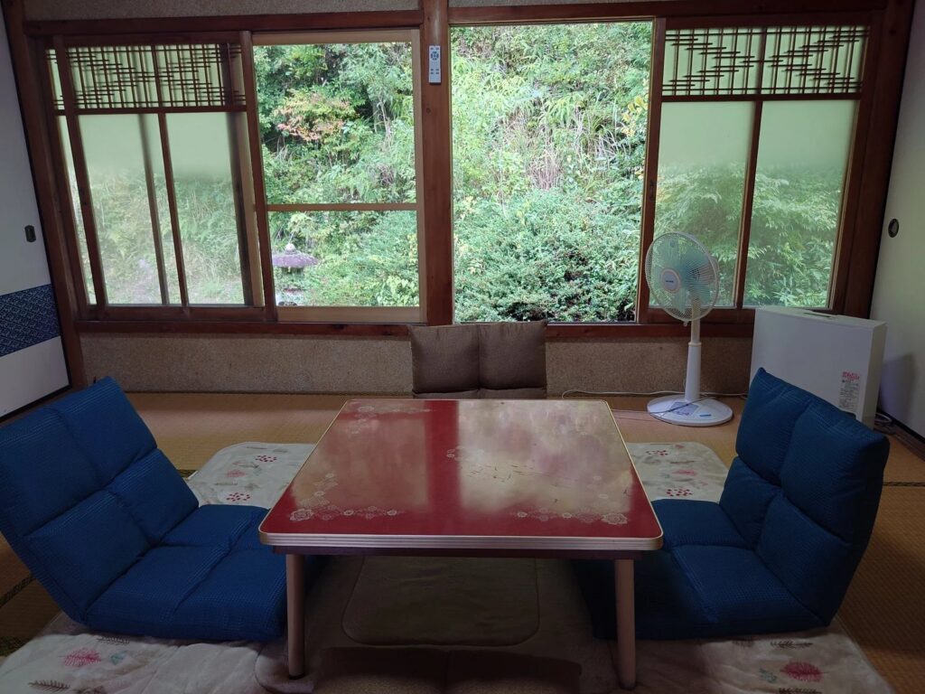 客室から田畑を望む里山の景色